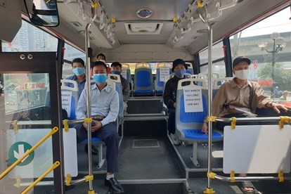 乘客在車上相隔一個座位。