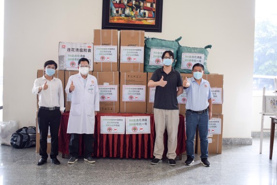 本市中國商會理事會代表向震興醫科大學醫院捐贈醫療物資。