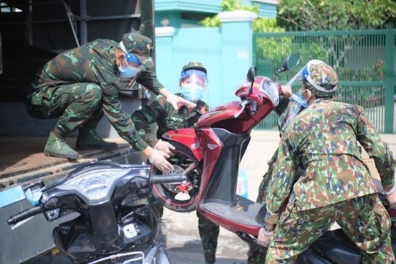 市司令部戰士幹部運送民眾的摩托車回鄉。