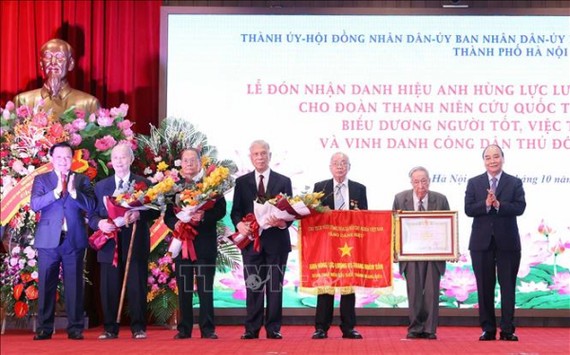 國家主席阮春福向黃耀城救國青年團頒授“人民武裝力量英雄”稱號。