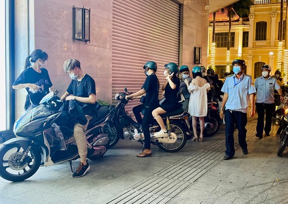 公安驅散不遵守5K人群 ảnh 1