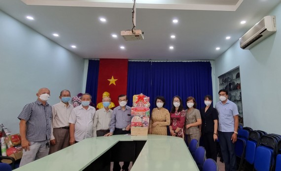 市越南祖國陣線委員會領導向華人會館拜年 ảnh 4