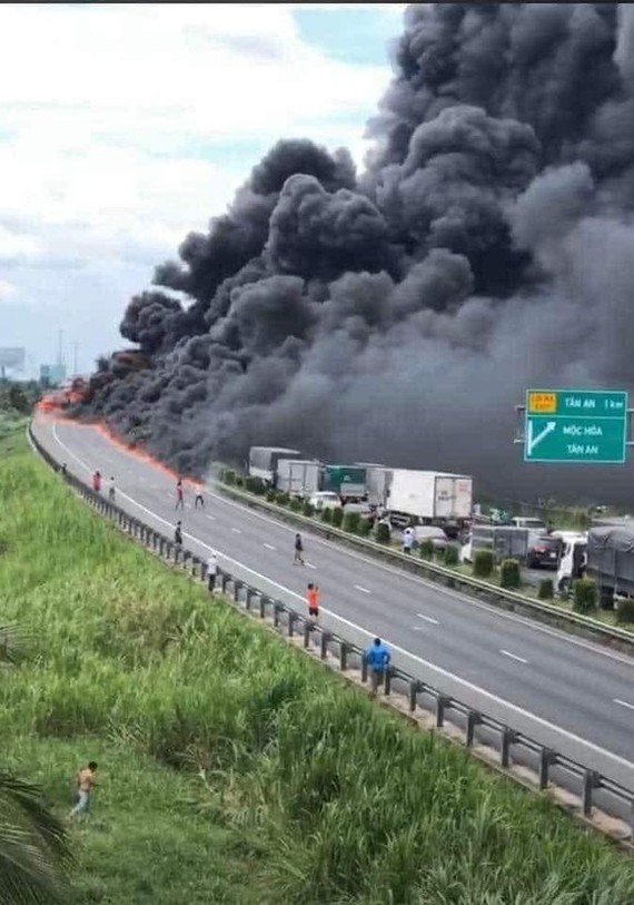 運載潤滑油卡車在高速公路自燃 ảnh 1