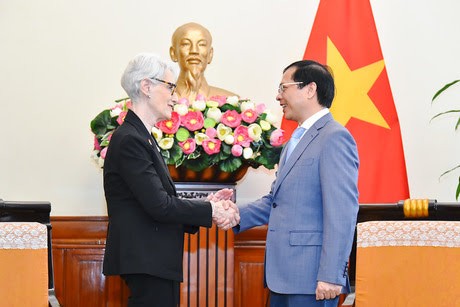 外交部長裴青(右)與美國副國務卿溫迪.露絲.舎曼。