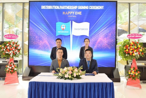 Vạn Xuân Group 副總經理 Diệp Đình Chung先生(左)和 Knightsbridge Partners創始人兼執行長 Kingston Lai 先生在簽約會上。