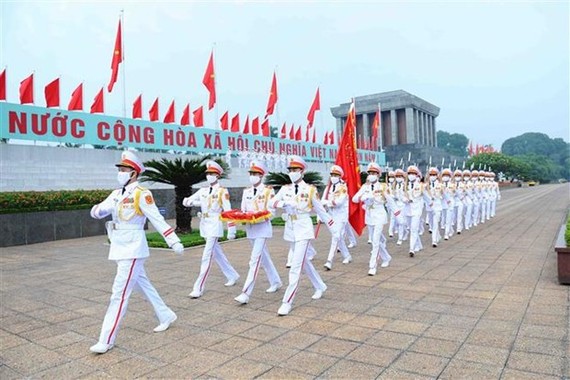 慶祝國慶77週年的升旗儀式。 