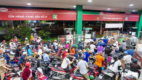 多個加油站出現擁擠情況。(圖源：tuoitre.vn)