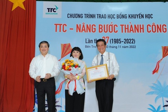 檳椥省領導頒發獎狀給鄧文成伉儷。