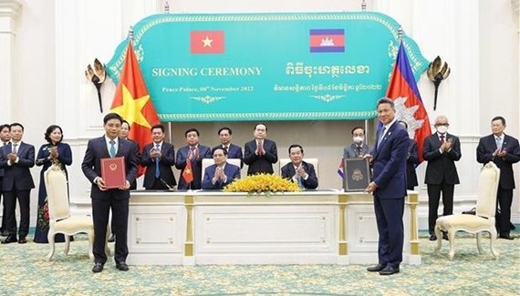 政府總理范明政與洪森共同見證簽字儀式。