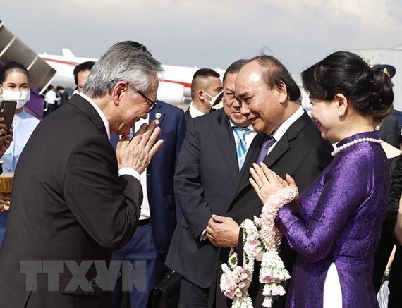 在泰國皇家空軍機場為國家主席阮春福和夫人舉行歡送儀式。