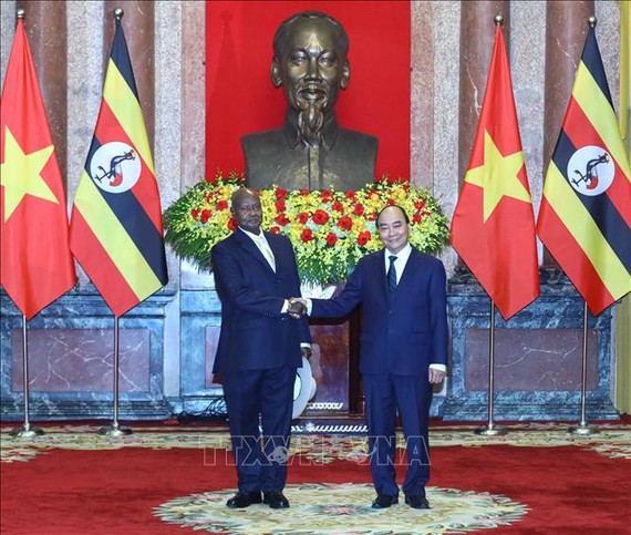 國家主席阮春福歡迎烏干達共和國總統。