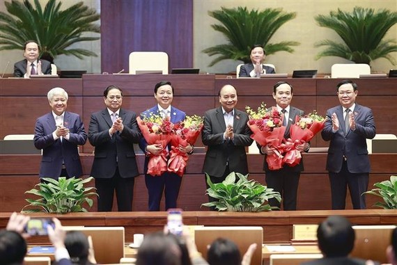 国家主席阮春福、政府总理范明政、国会主席王廷惠向政府副总理陈红河和陈留光送花祝贺。