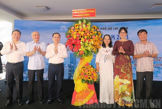 市领导祝贺越南诗歌日。