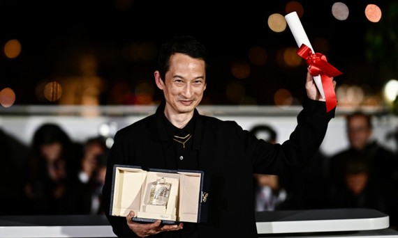 导演陈英雄凭借《多丹·布法内的欲望》获得了最佳导演奖。图自AFP/越通社