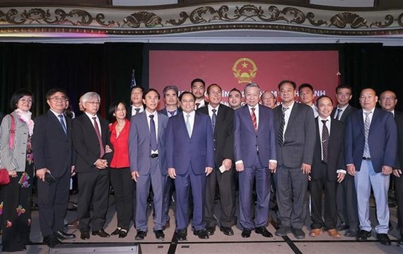 范明政总理与旅居美国越南人代表合影。图自越通社