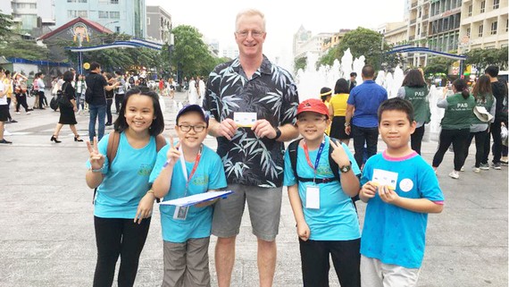 Học sinh khối 4, 5 Trường Tiểu học Phùng Hưng trong một chuyến đi thực tế  khi tham gia dự án “Sài Gòn, đi để yêu”