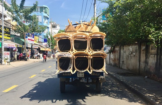 Hài hòa lợi ích Xe 3 bánh chở hàng hóa cồng kềnh lưu thông trên đường phố TPHCM