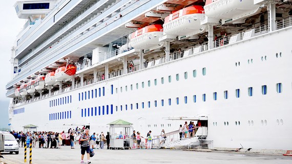Châu Á: Du lịch hàng hải phát triển mạnh Du khách quốc tế du lịch bằng tàu biển cập cảng Chân Mây (Thừa Thiên - Huế)