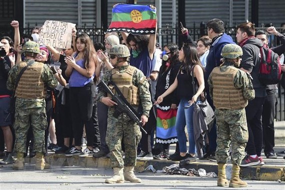 Binh sĩ được triển khai để giải tán người biểu tình ở thủ đô Santiago, Chile ngày 19-10-2019. Nguồn: TTXVN