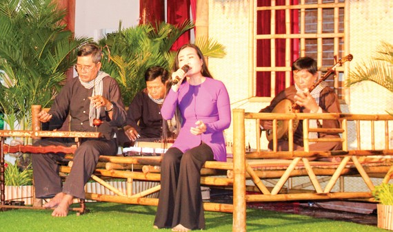 Phát huy giá trị du lịch cho đờn ca tài tử Biểu diễn bản Dạ cổ hoài lang tại lễ khai mạc Tuần Văn hóa - Du lịch Bạc Liêu. Ảnh: TẤN THÁI