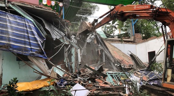 Nhiều giải pháp “trị” vi phạm xây dựng  Cưỡng chế tháo dỡ các công trình không phép ở làng đại học Thủ Đức ngày 17-12. Ảnh: KIỀU PHONG