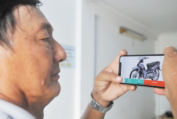 Cuộc đua thương mại điện tử Chọn mua xe gắn máy trên một trang thương mại điện tử. Ảnh: CAO THĂNG