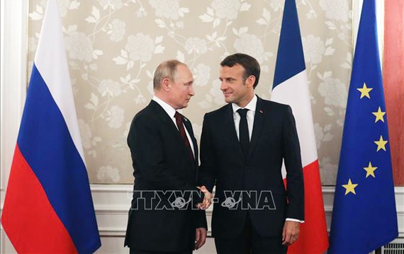 Mâu thuẫn nội bộ Tổng thống Nga Vladimir Putin (trái) và người đồng cấp Pháp Emmanuel Macron