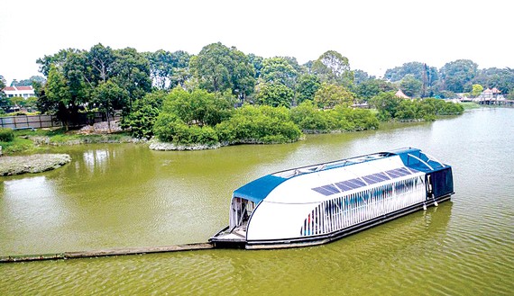 Thu gom rác trôi nổi trên sông Thiết bị giống như một nhà thuyền nổi có khả năng lọc và giữ lại các rác thải trôi nổi trên sông