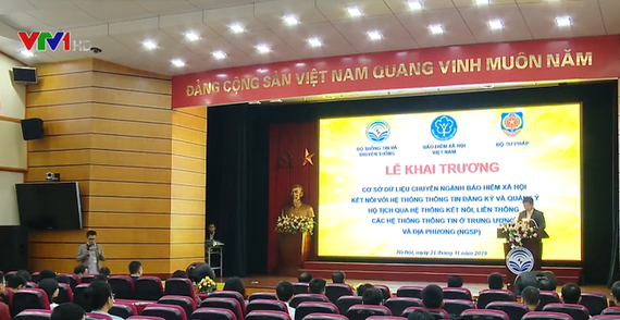 Từ năm 2020, liên thông cấp giấy khai sinh, thẻ BHXH cho trẻ dưới 6 tuổi Quang canh Lễ khai trương. Ảnh: VTV