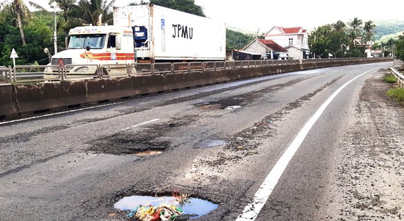 QL1A đoạn qua huyện Tuy An, tỉnh Phú Yên tái xuất hiện nhiều “ổ gà”, “ổ trâu” Ảnh: NGỌC OAI