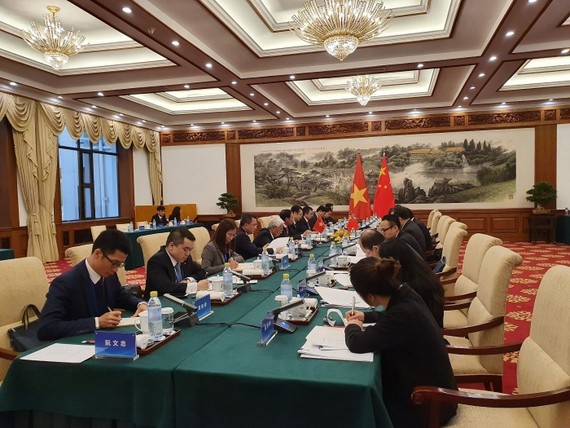 Việt Nam - Trung Quốc nhất trí kiểm soát và xử lý thỏa đáng bất đồng trên biển Thứ trưởng Bộ Ngoại giao Lê Hoài Trung hội đàm với Thứ trưởng Ngoại giao Trung Quốc La Chiếu Huy. Ảnh: Thế giới và Việt Nam