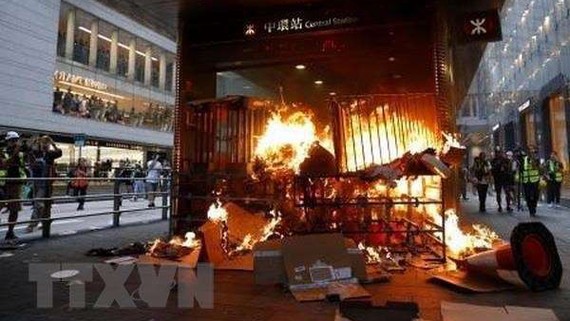 Trung Quốc lên án Hạ viện Mỹ thông qua dự luật về Hồng Công Người biểu tình đốt phá tại lối vào một ga tàu điện ngầm ở Hong Kong, Trung Quốc ngày 8-9-2019. Ảnh: Kyodo/TTXVN