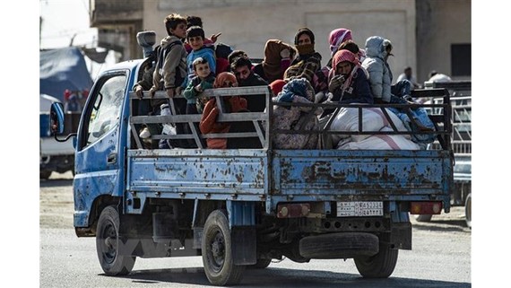 LHQ hỗ trợ người dân vùng chiến sự ở Đông Bắc Syria Người dân Syria sơ tán tránh chiến sự tại thị trấn Ras al-Ain. Ảnh: TTXVN