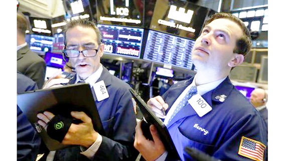 FED hạ lãi suất: Thị trường tài chính toàn cầu “thở phào” Nhân viên giao dịch tại Sàn giao dịch chứng khoán New York, Mỹ