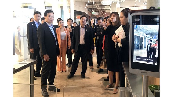 TPHCM phát triển đô thị thích ứng biến đổi khí hậu Đoàn đại biểu TPHCM tham quan tòa nhà True Digital Park