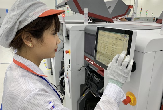 Thị trường smartphone 2019 - Bài 1: Xáo trộn, ê hề lẫn nhanh nhạy Một công nhân trong nhà máy sản xuất di động Vsmart