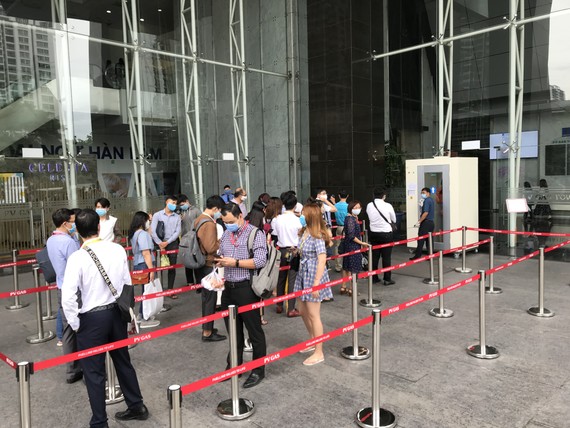 TPHCM: Chủ động phòng chống dịch, không để làn sóng dịch thứ 3 xảy ra Người dân đeo khẩu trang tại Trung tâm thương mại. Ảnh: HOÀNG HÙNG