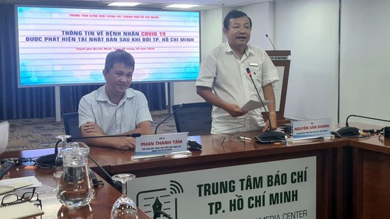 TPHCM: Tất cả những trường hợp tiếp xúc gần với chuyên gia người Hàn Quốc mắc Covid-19 đều âm tính Bác sĩ Phan Thanh Tâm (ngồi) thông tin tại buổi họp báo