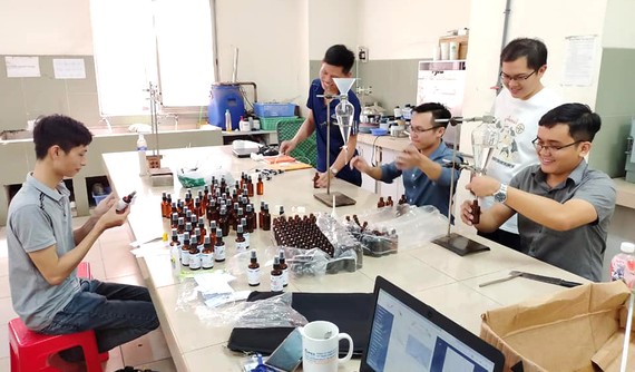 Đừng ỷ rằng mình trẻ Nhóm bạn trẻ ngành hóa điều chế nước rửa tay khô và phát miễn phí cho người dân