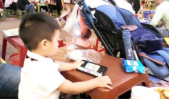 Game online - Từ ghiền đến nghiện Game online “ăn sâu” vào nhiều lứa tuổi và ở khắp mọi nơi. Ảnh: HOÀNG HÙNG