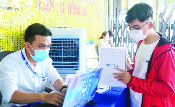 Điều chỉnh nguyện vọng xét tuyển bằng điểm thi tốt nghiệp: Cạnh tranh gay gắt Thí sinh nộp hồ sơ xét tuyển học bạ tại Trường Đại học Nguyễn Tất Thành