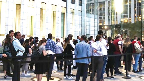 Cảnh xếp hàng chờ mua điện thoại mới ra mắt sẽ khó diễn ra khi đại dịch Covid-19 vẫn hoành hành