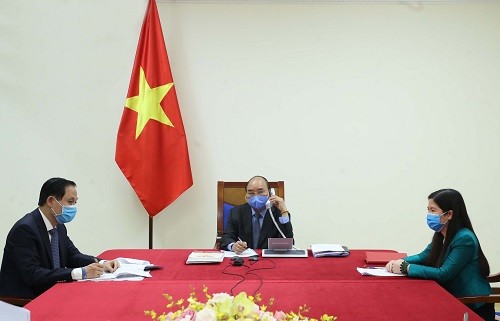 Thủ tướng Nguyễn Xuân Phúc điện đàm với Tổng thống Hàn Quốc Moon Jae-in - Ảnh: VGP