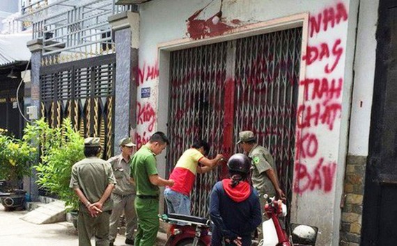 Thỏa thuận rõ ràng để tránh nợ khó đòi Nhiều trường hợp người làm “dịch vụ đòi nợ thuê” đã tạt sơn, chất bẩn vào nhà con nợ để gây áp lực buộc trả tiền