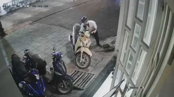 Camera ghi lại hình ảnh kẻ gian lấy trộm xe của anh Võ Thành Toàn