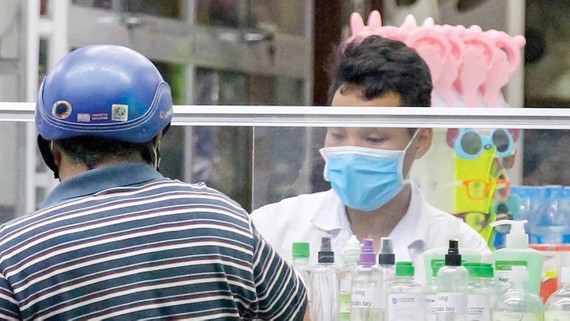 TPHCM đưa khẩu trang và nước sát khuẩn vào diện bình ổn thị trường Nước sát khuẩn là mặt hàng bán chạy trong những ngày qua. Ảnh: HOÀNG HÙNG