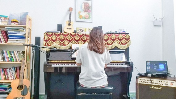 Nghĩ và sống chậm Một buổi học piano trực tuyến