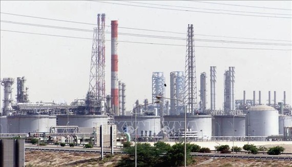 OPEC+ đồng ý cắt giảm sản lượng dầu Một cơ sở khai thác dầu tại Jubail, Saudi Arabia. Ảnh: AFP/TTXVN