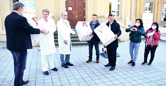 Nghĩa tình nơi phương xa Cộng đồng người Việt tại TP Rostock, Đức tặng khẩu trang cho Bệnh viện Trường Đại học Y Rostock