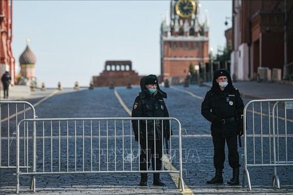 Cảnh sát tuần tra trên Quảng trường Đỏ ở thủ đô Moskva, Nga, ngày 7-4-2020. Ảnh minh họa: THX/TTXVN